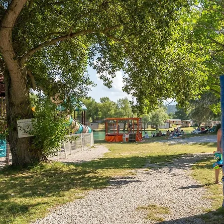 Kamp alanı Camping Le Lac Bleu