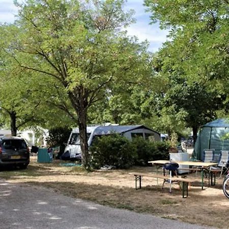 Kamp alanı Camping Le Lac Bleu